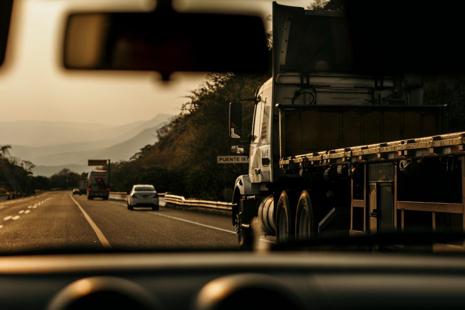 Transporte de carga terrestre en México: guía para flotillas